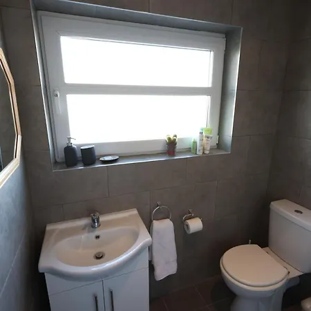 Large Double 15mins From City Centre & Airport Δωμάτια σε οικογενειακή κατοικία