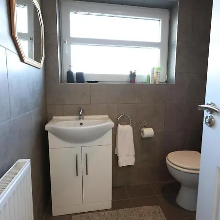 Large Double 15mins From City Centre & Airport *